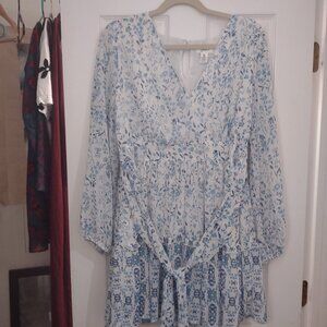 gapra white and blue mini dress with thin long sleeves